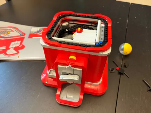 Detailed internal mechanism of LEGO vending machine